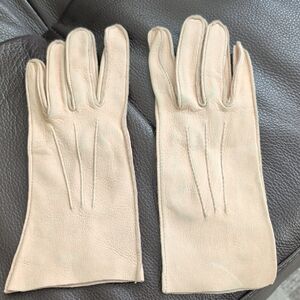 Deerskin Chic Beige Leather Gloves